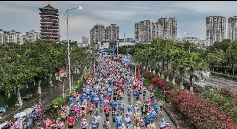全国各地城市越来越热衷于举办城市马拉松，主要是马拉松相对于举办其他赛事更具优势更