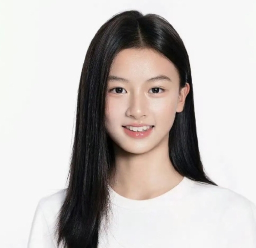 因街拍出圈的素人15岁女孩七七已签约经纪公司，原来真名是赵钰琪吗？还是艺名？这是