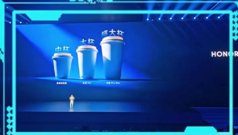 小米发布会对标苹果，荣耀发布会对标小米；
小米说吊打苹果，荣耀说吊打小米；
小米