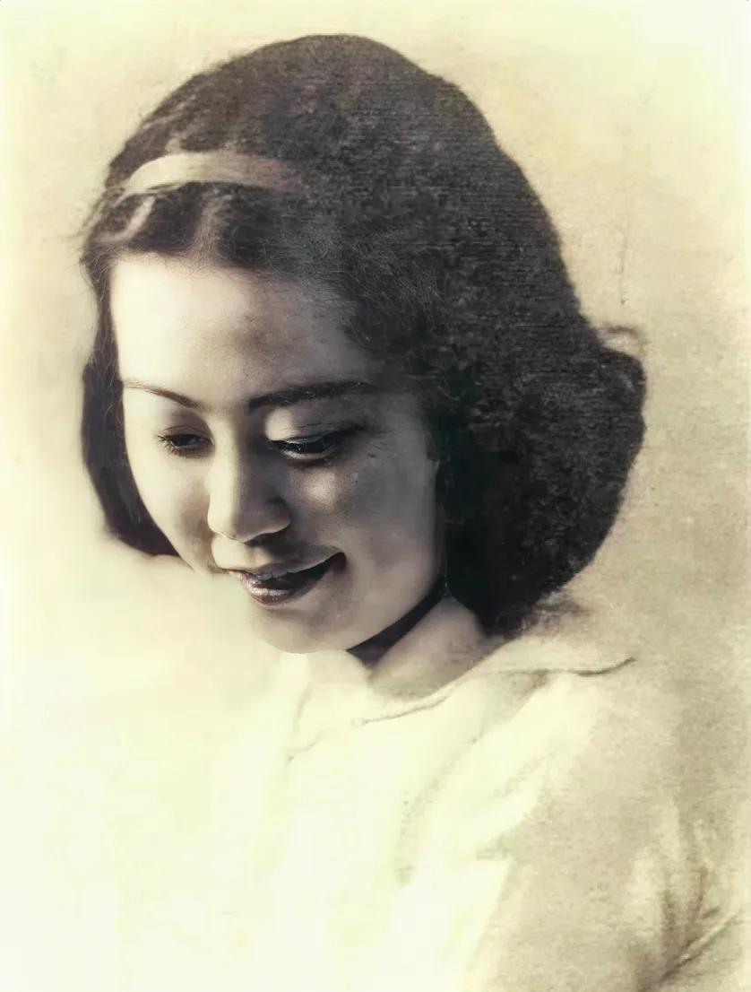 1946年，因会议机密被泄露，蒋介石大怒，让秘书长吴铁城彻查此事，沈安娜知道后，