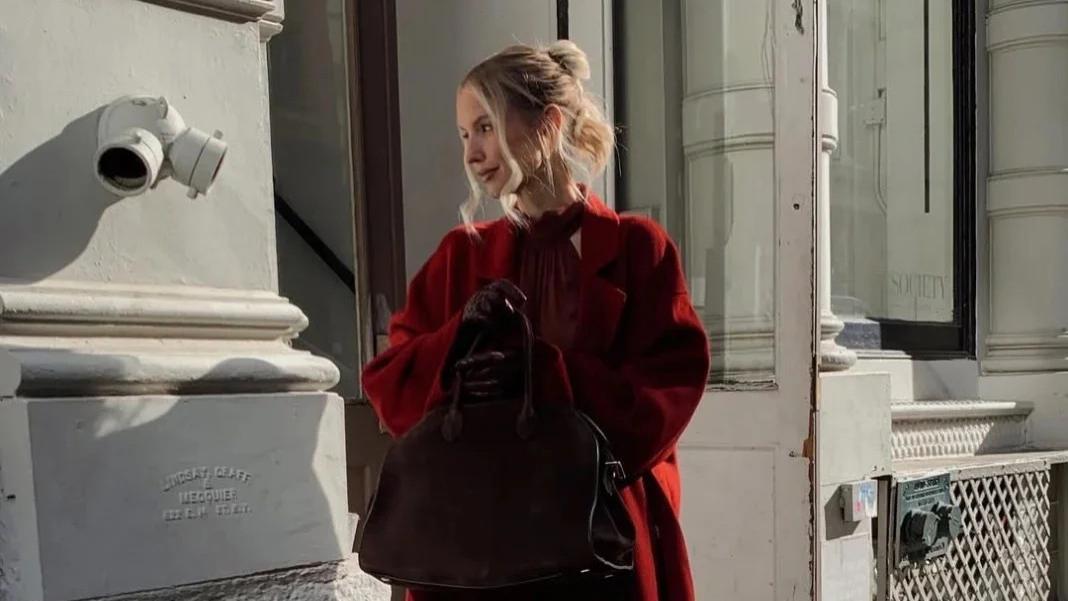 秋冬顶流色！西野红穿对 = 白到发光，打造秋冬的 “氛围感神颜”