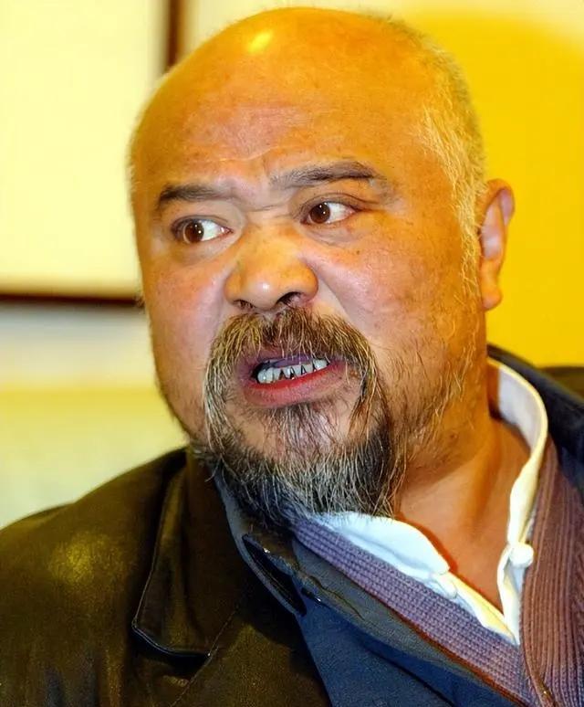 把ICU当家住，不听医生劝阻，每天两包烟、顿顿8两白酒的演员李琦，如今的现状过得