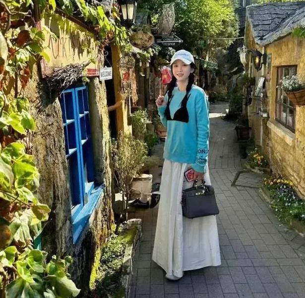 陈乔恩与老公出游，46岁扎双麻花辫不违和，婚后被Alan宠成公主。
演员陈乔恩在