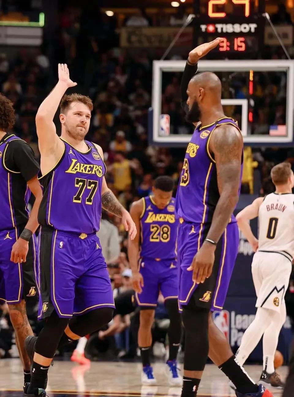 东詹决裂，小丑蹦哒！
球哥不得不说认为，休赛期詹姆斯与湖人队管理层的矛盾，实际上