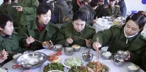 这是十四年前国乒女队军训吃饭时留下的一张合照！
从左到右：郭跃、张怡宁、王楠三位