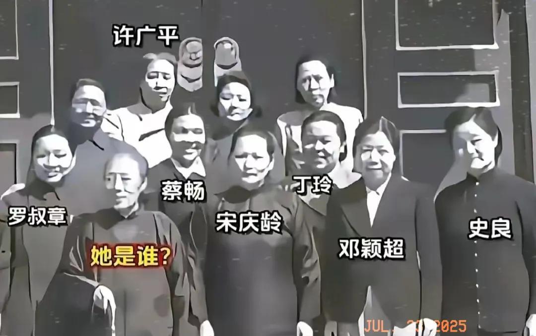 珍贵的老照片分享。
难得一见的照片，1949年，宋庆龄先生和何香凝等在一起，留下
