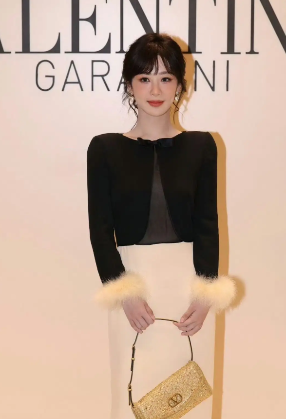 杨紫的造型师该去进修下了，杨紫自从瘦下来后不仅身材变得纤细苗条，连带整个的气质都