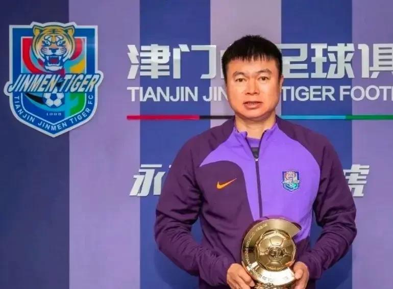 还得是李霄鹏，别管踢谁，就一个字——拼！虽然也没少挨了三板斧，但敢于亮剑的精神值