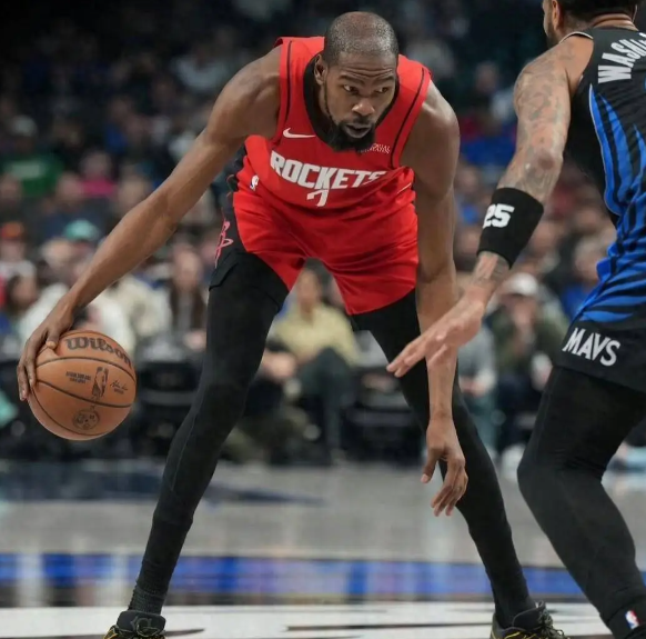 杜兰特刻苦训练。他每天来这里训练，强度都像比赛一样，是百分百投入的。和教练一起训