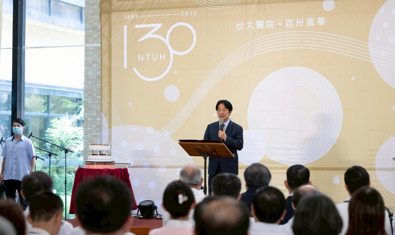 中国台湾省，此人近况照片：参加台大医院130周年院庆活动。
时间是6月16日中午