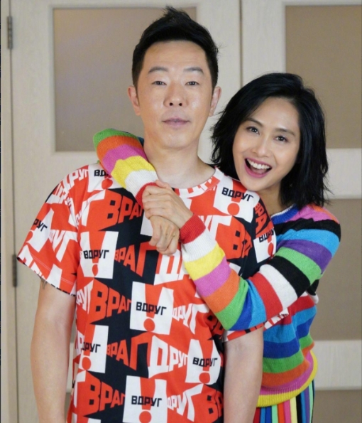 那年，黄贯中的父亲对朱茵拳打脚踢，黄贯中得知后大发雷霆，对着媒体喊话:“别看你是