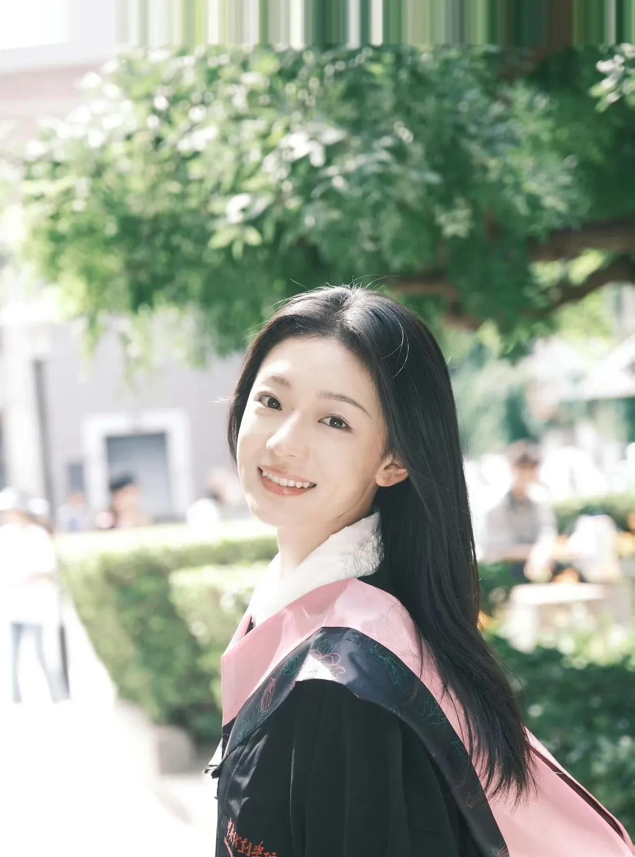 00后淡颜系小花上新
这张脸太适合青春疼痛文学了，有种清冷的倔强感…《狗剩快跑》