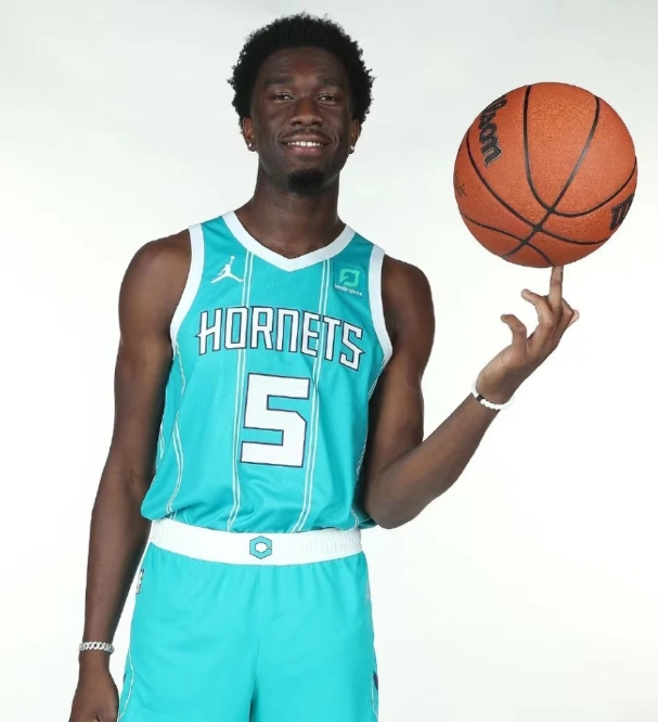很明显黄蜂来的这个马威比申京更适合和杰伦格林搭档。
马威空间需求低：杰伦格林突破
