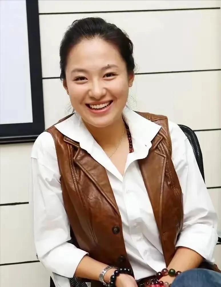 她这颜值在同龄中真的是无人可比，大大的眼睛，甜甜的笑容，彰显出温婉，贵气，看起来