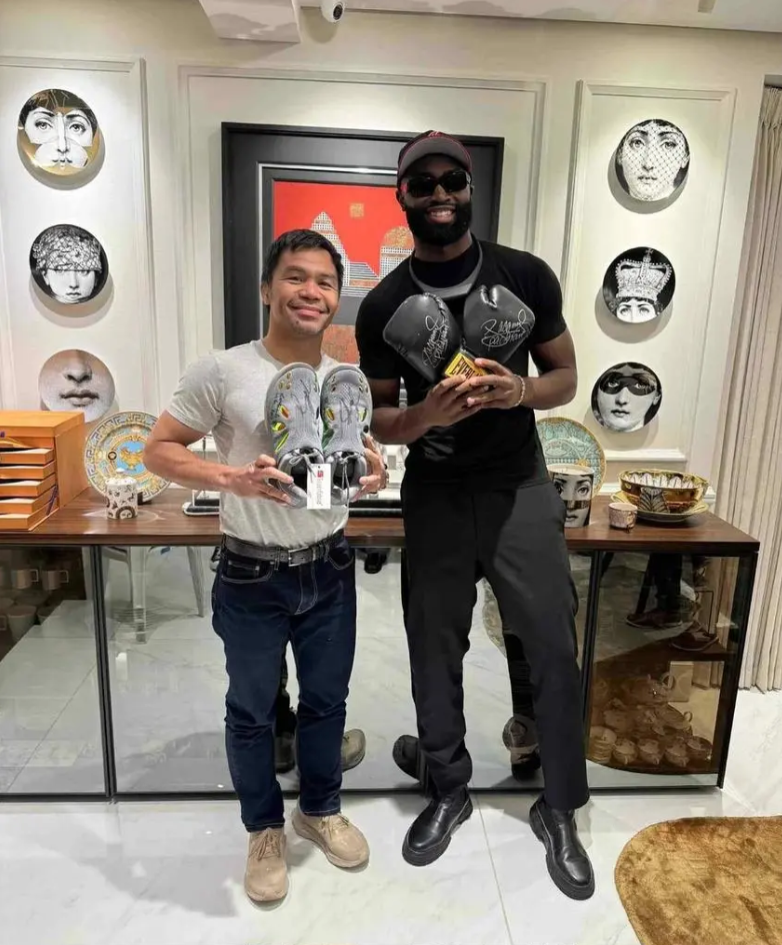NBA Memes更新X，晒出一张凯尔特人球员杰伦-布朗和传奇拳击手曼尼-帕奎奥