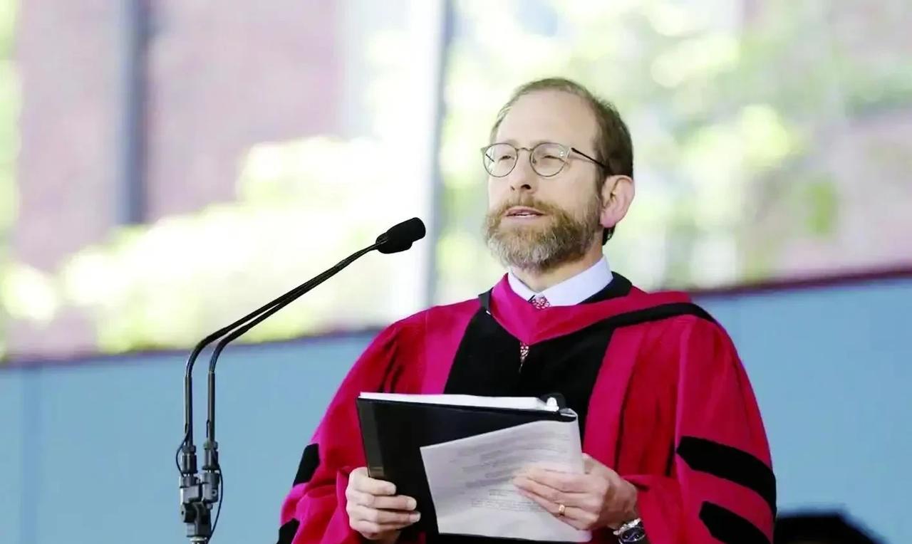 国际学生被赶出哈佛大学，最气愤可能不是学生，而是校长加伯。
美国政府最近对哈佛提