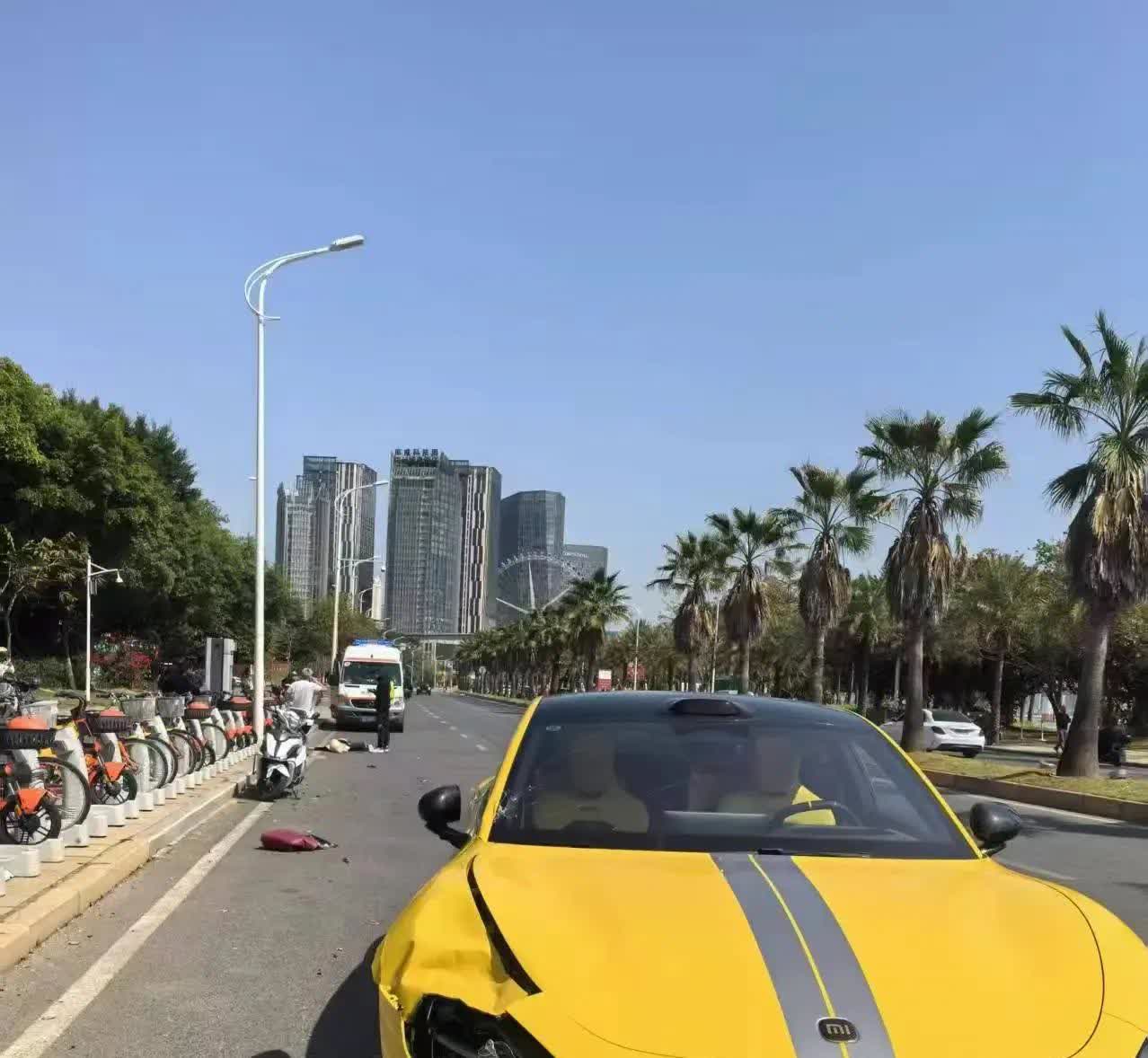 有一个重大发现
你们看到了吗？

根据行车记录仪显示，离老远就看到白车掉头