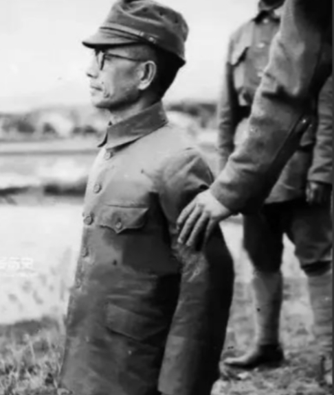 1947年，一个日军中将被执行枪决，行刑的战士朝他开了三枪，他没死，监刑军官示意