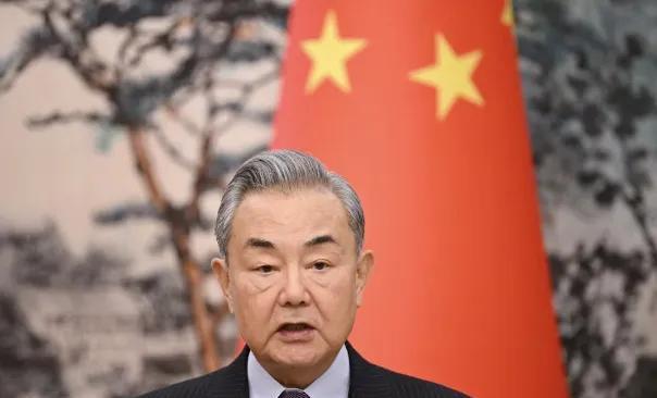 联合早报今天报道：“中国外长王毅当地时间星期二（4月1日）在莫斯科接受俄罗斯媒体
