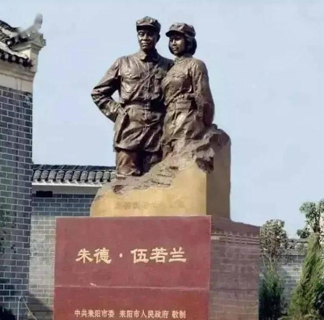 朱德和妻子正在吃饭，突然，敌军踹门而入：“抓住朱德！”妻子灵机一动，抓起一个脸盆