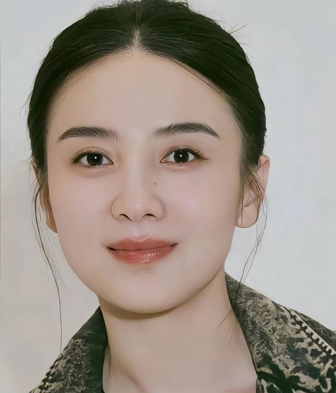 44岁的宋佳
给所有演员上了一课！
你可以不立人设，也可以不混圈子，但在专业上必
