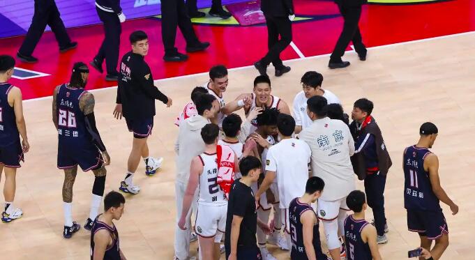 CBA伪强队现形记!三支"争冠豪强"恐集体无缘四强 球迷：脸都被打肿了!
广东东