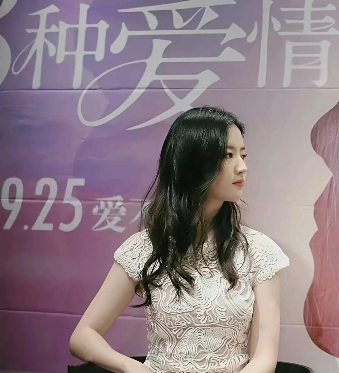 从灵气逼人的童年萌态，到如今风华绝代的优雅风姿，刘亦菲宛如天赐的美玉，在时光的雕