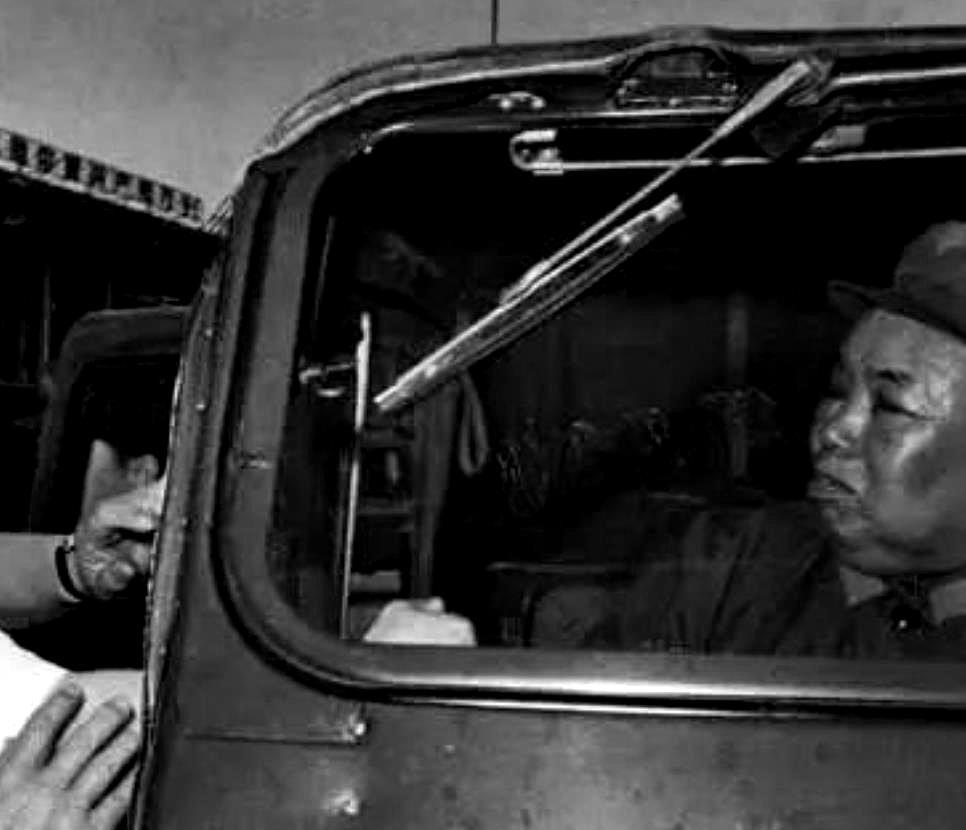 1983年，原南京军区司令许世友上将回乡探亲，提出：“请国家派给我43辆吉普车，
