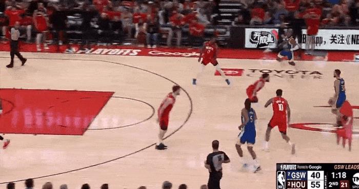 苦苦支撑！库里连进三分咬住比分！
在今天NBA季后赛勇士对阵火箭的第二节比赛中，
