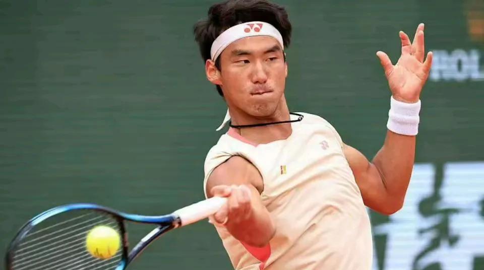 网球快讯，
马德里大师赛男单首轮我国三哥布云朝克特0比2脆败资格赛费恩利，具体比