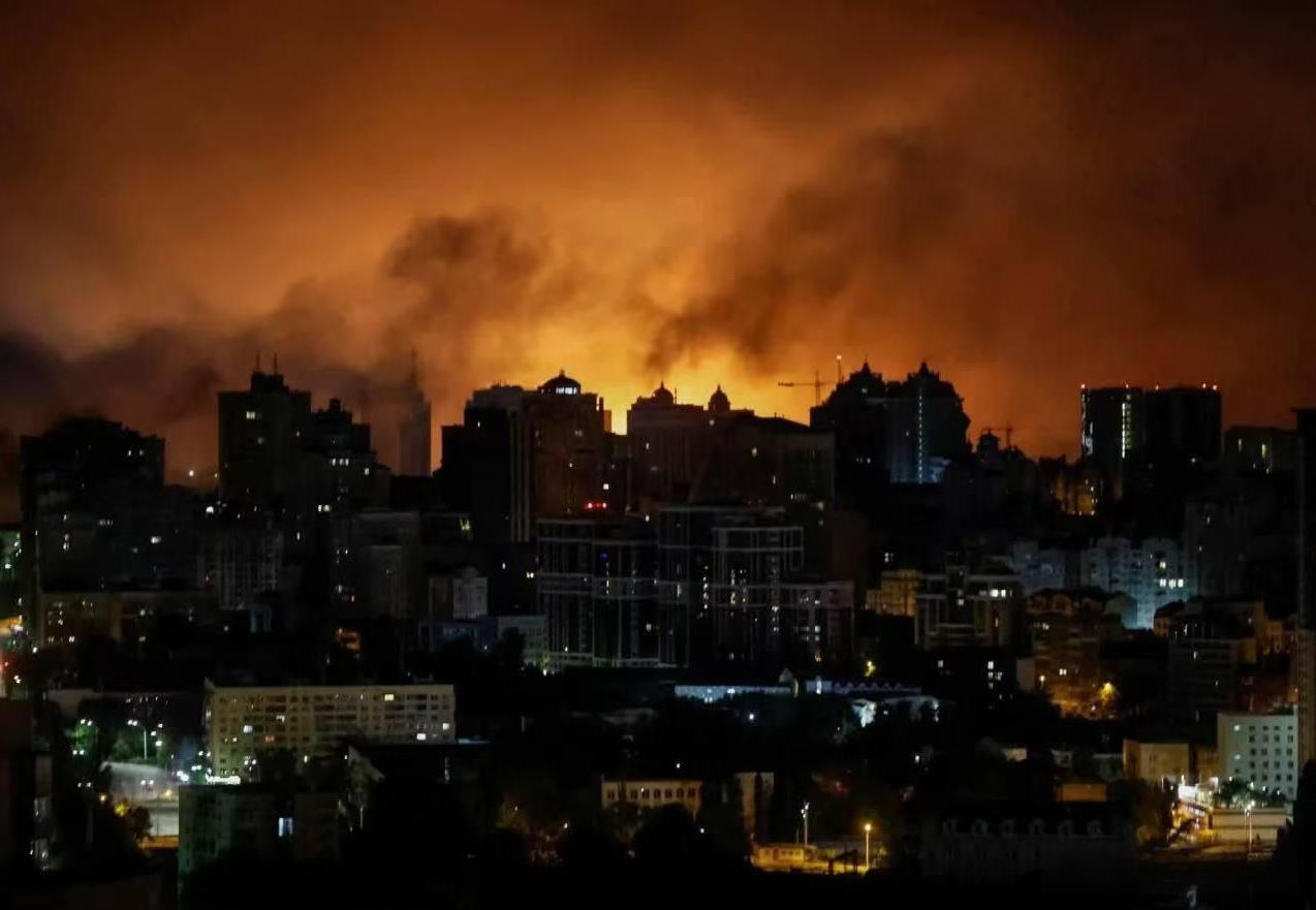 乌克兰首都基辅，到处都是爆炸火光，泽连斯基紧急躲进地堡！乌克兰记者阿纳托利-沙里