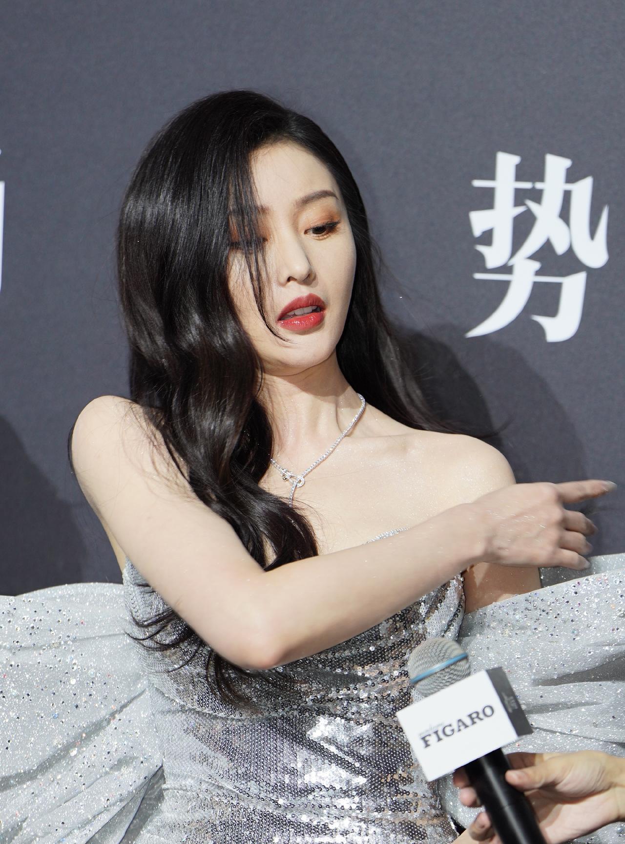 现在的女明星太不容易了，
面对超高清相机，缺点无所遁形
脸蛋，大腿，甚至就连最难