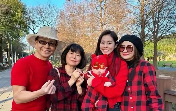 44岁任家萱胖到150斤！带2岁儿子为妹妹庆生，老公从不去家庭聚会 ​​​