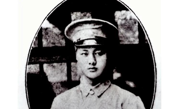 1935年，马载遭“马缠四蹄”酷刑，24小时捆绑。



1935年的中国，民不
