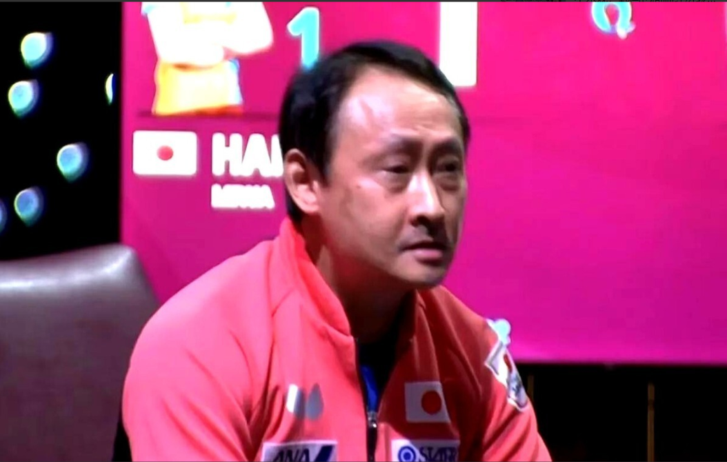 张本宇看到张本智和输球，脸色难看的很，表情都有些扭曲了，黑着脸场边几个老球迷摇头
