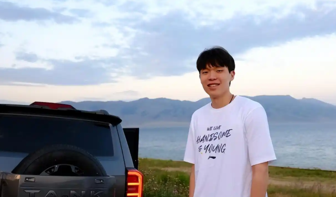 一直比较看好杨瀚森的选秀专家James Barlowe在一档播客节目中谈到了克林