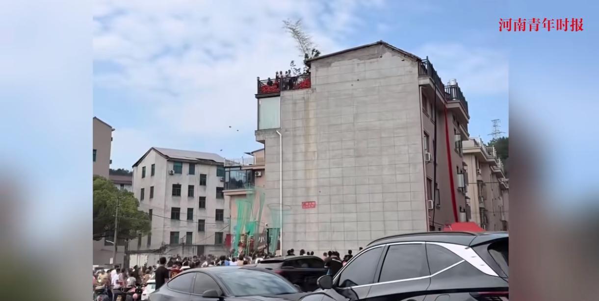 “开眼界了！”近日，浙江义乌，一位游客来到当地游玩时，突然发现有人在几层楼高的房
