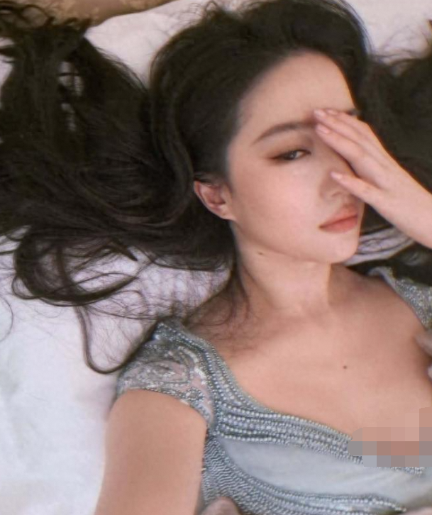 刘亦菲INS自拍美出圈 仰躺散发单手掩面超妩媚