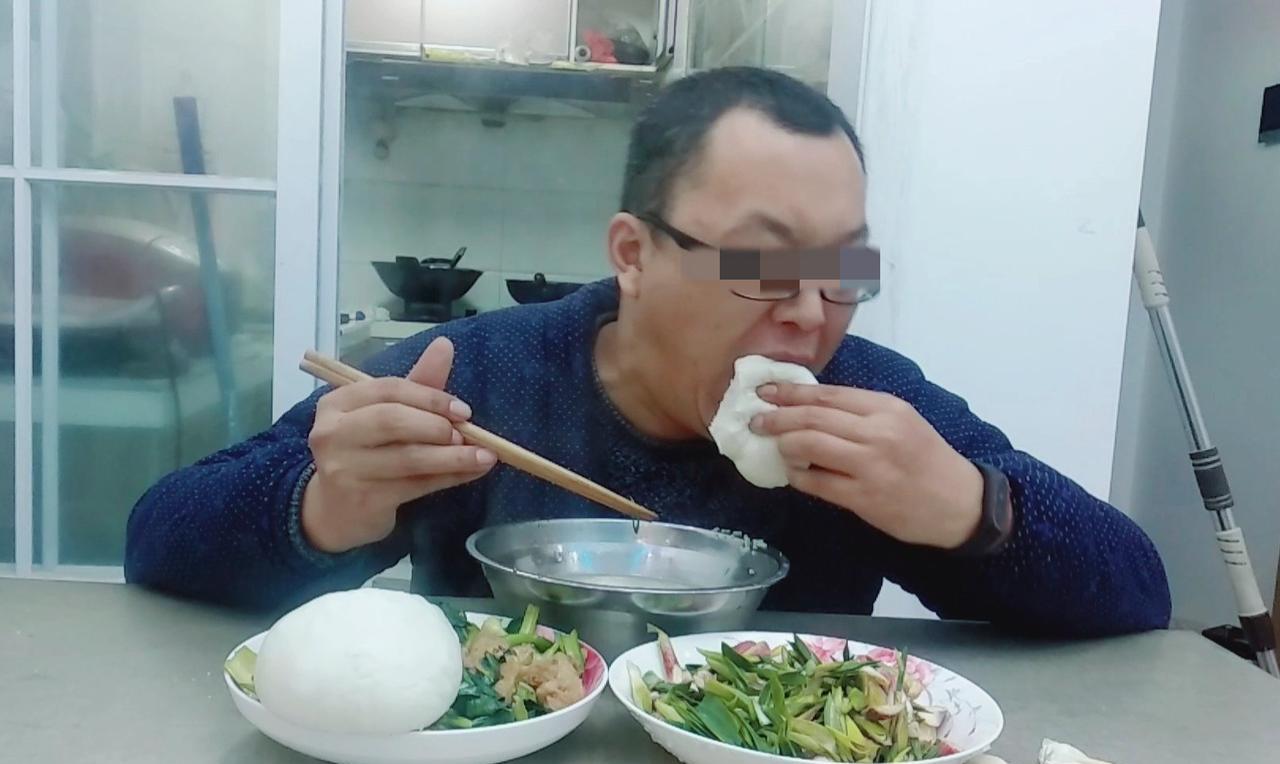 7月19日报道，上海，男子在家中吃馒头，可吃着吃着，他竟突然倒地，噎死了。家属火