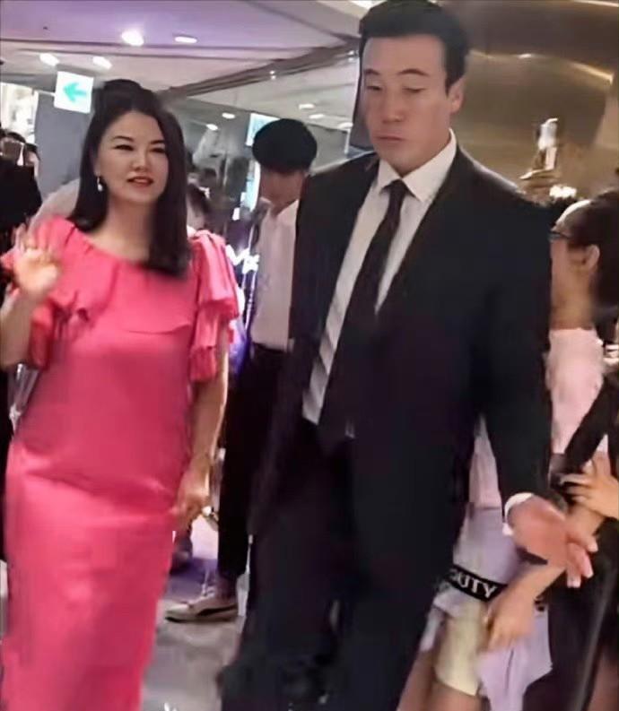 李湘虽明显发福却依然笑容温婉，岁月从不败美人，优雅依旧，尽显独特韵味。 #李湘#