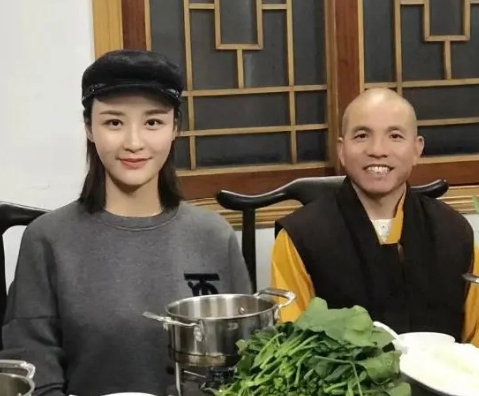 少林寺新方丈上任第一天与美女合照引热议！