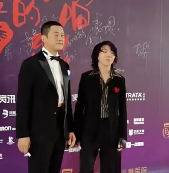 李亚鹏在直播中透露，
女儿李嫣很少主动和他联系
微信三天才回一条消息，而另一
