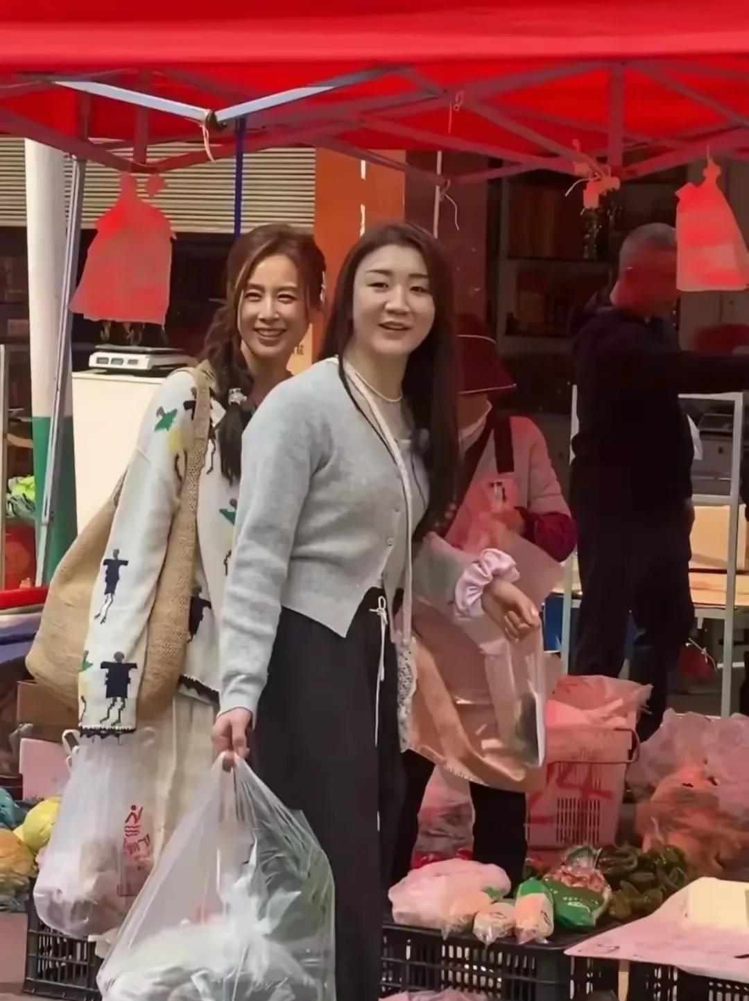 陈梦不愧是公认的国民媳妇，
端庄大方，高贵优雅，
今天偶遇梦姐上街买菜，
发现本