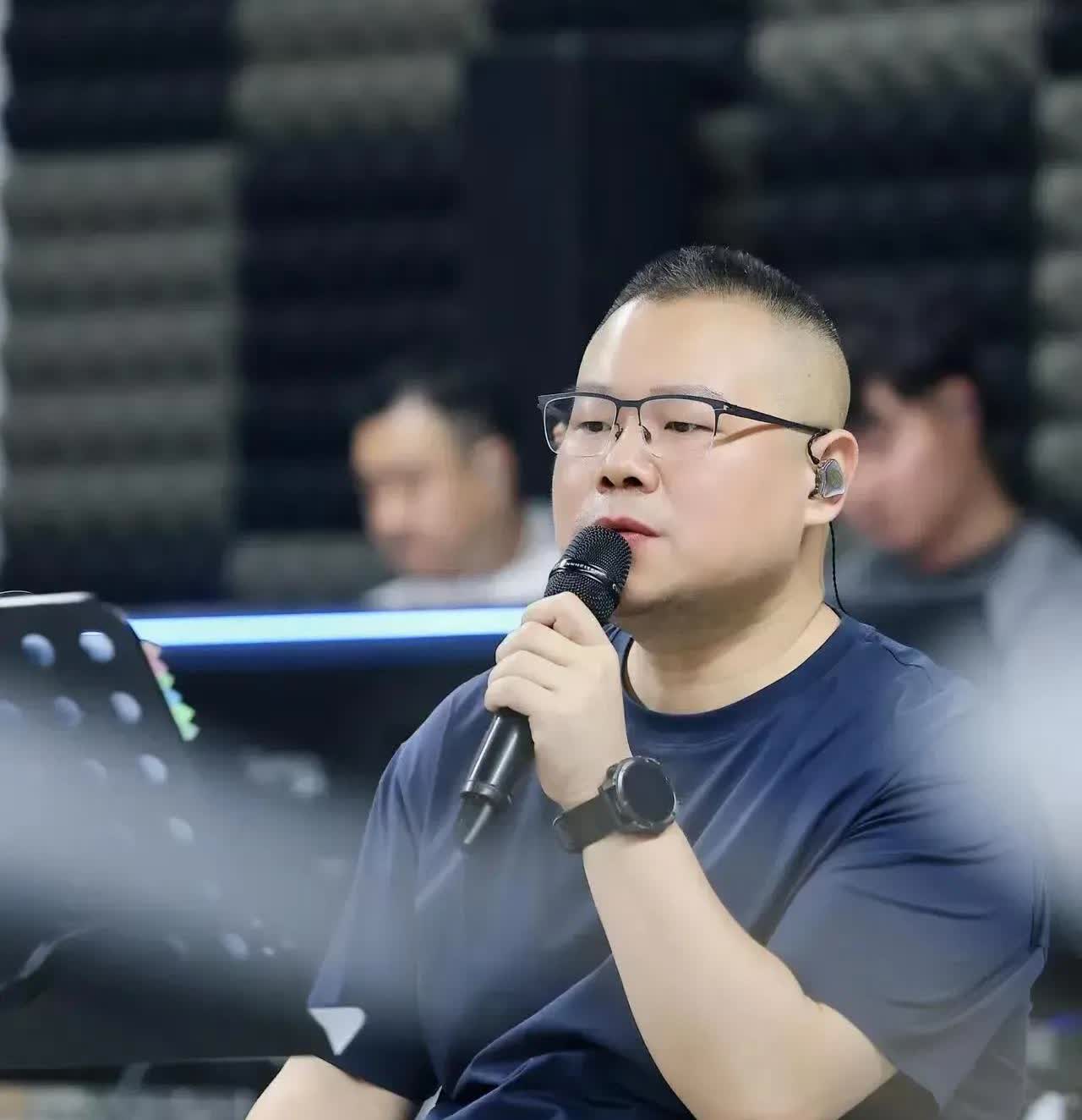 岳云鹏宣布开演唱会了，
不是因为相声说不下去了，
而是因为翻唱一些歌曲成功后