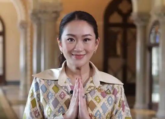 道歉也没用，泰国总理佩通坦被要求下台，事件发酵不到48小时，泰国派人率团访华，这