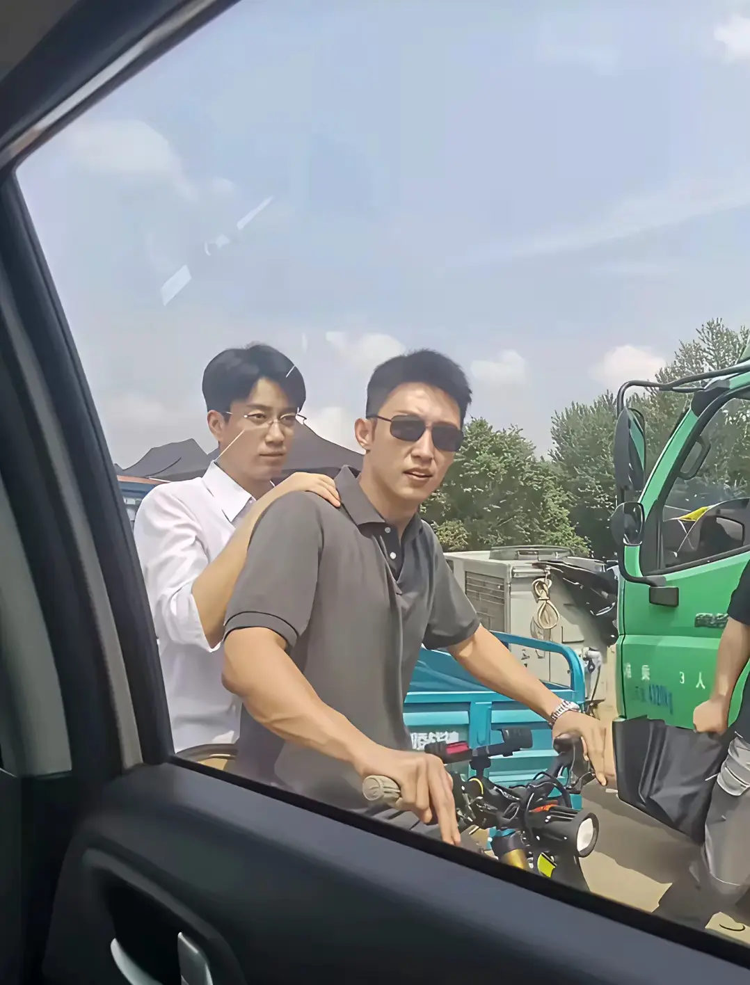 好像是个大明星，是谁来着？