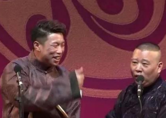 郭德纲曾在节目中说过，烧饼有特别好的父母，第一不护犊子，第二明事理。

从十岁出