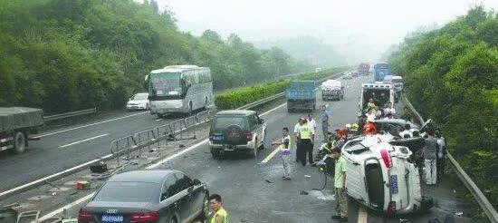 血的教训告诫我们：在同一条公路上行驶的往来车辆，如果没有足够的安全保障，千万不要