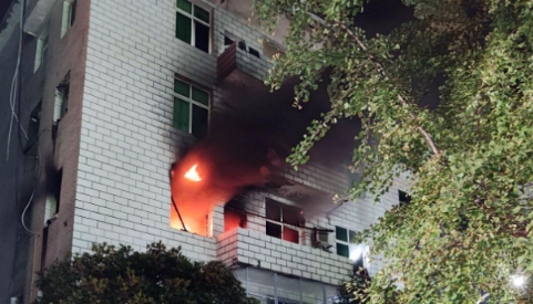 夜已深
一位母亲突然从睡梦中惊醒
原来，家里起火了……
据江西萍乡消防消息
6月