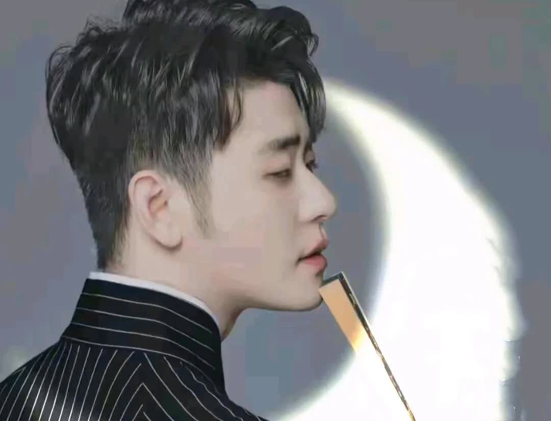 张云雷，他本是个心无旁骛钻研业务，醉心艺术的人，他的名气和声誉来自于他认真做艺，